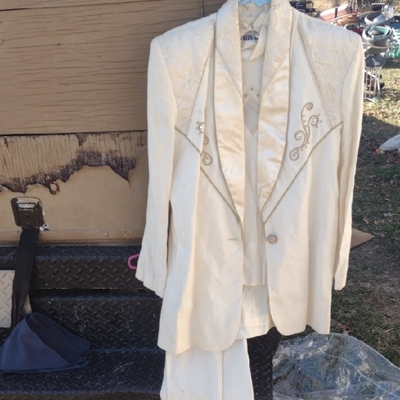 Elegant Cream Embroidered 3 piece Suit Set - Picture 1 of 5